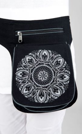 Hüfttasche Michaela Gautam Anila mit Mandala-Stickerei Schwarz-weiß
