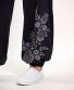 Damenhose Purano aus leichter Baumwolle Schwarz mit Wiesenblüten