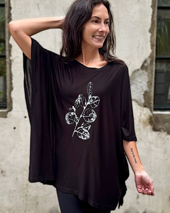 Poncho Michaela Gautam Sadhira Schwarz