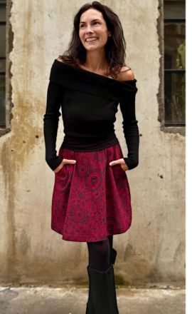 Damenrock Michaela Gautam Sarada Bordeaux mit schwarzen Blüten